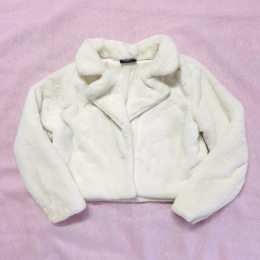 Chic white Faux Fur Coat 90% good.